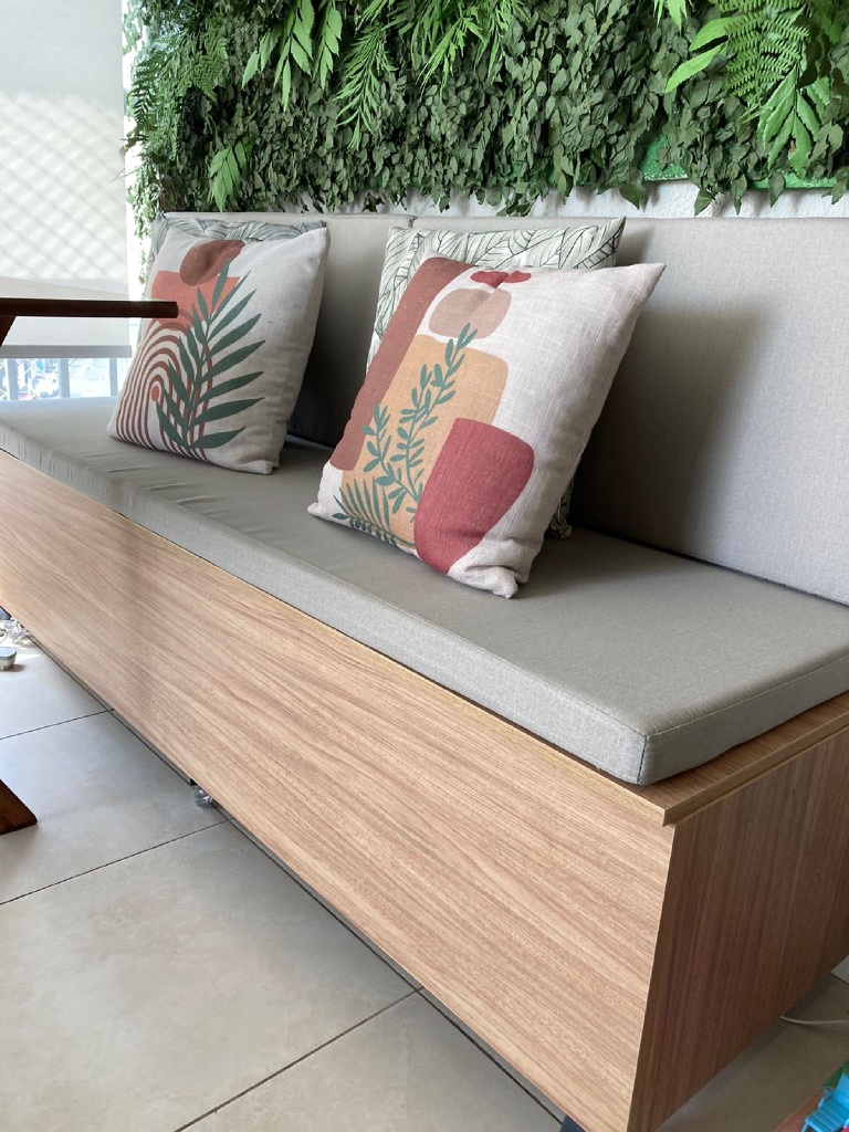 Banco de Varanda Baú com Estampa Floral: Praticidade e Delicadeza - inspiração