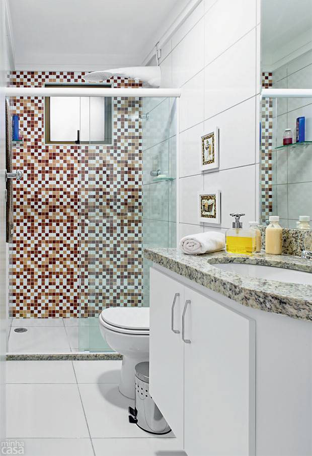Banheiro Pequeno Decorado com Adesivos de Azulejo Hidráulico: Reforma Prática e Linda! - inspiração