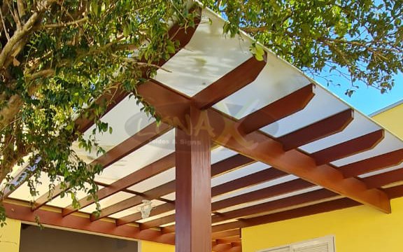 Pergolado Festivo com Cobertura de Lona e Bandeirinhas - detalhe