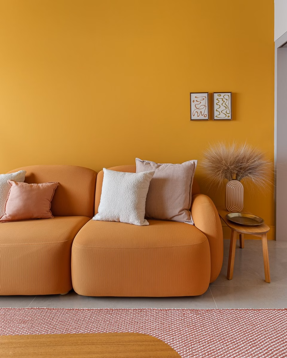 Vibrante e Ousada: Laranja e Amarelo para uma Sala de Estar Cheia de Energia - inspiração
