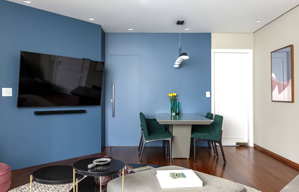 Luz e Sombra: A Profundidade do Azul Marinho com Detalhes Iluminados - detalhe