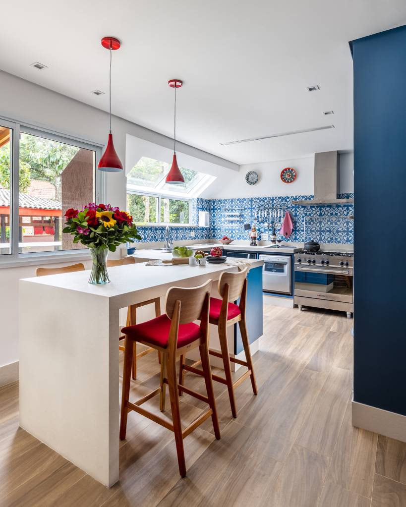 Cozinha Americana com Bancada e Jardim Vertical: Natureza e Bem-Estar - detalhe