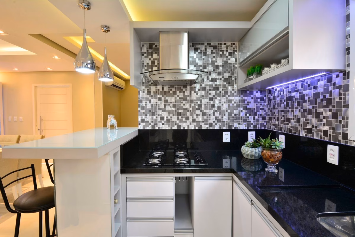 Cozinha Moderna com Pastilhas Metálicas e Luminárias Pendentes - ideia