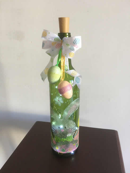 Decoração de Páscoa com Garrafas Decoradas e Luzes Pisca-Pisca - detalhe
