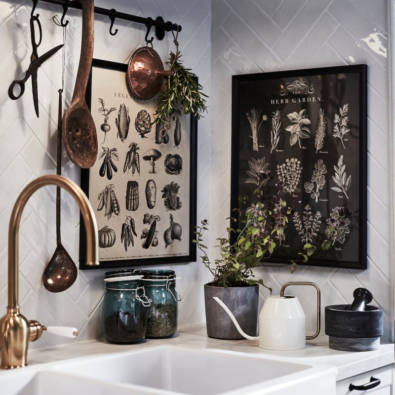 Com Quadros e Plantas: Uma Cozinha Cheia de Personalidade - detalhe