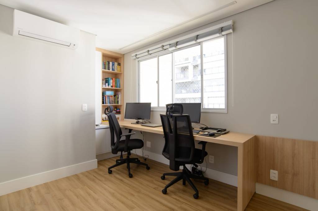 Home Office Funcional com Neon: Destaque e Criatividade - inspiração