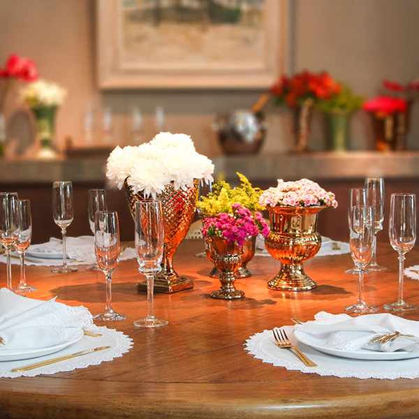 Mesa Posta Elegante com Dourado: Sofisticação e brilho em cada detalhe - ideia