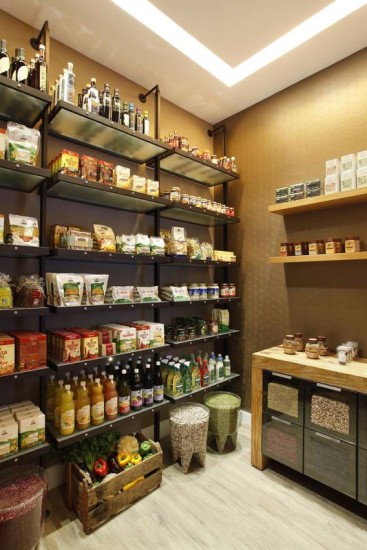 Despensa Minimalista com Acessórios de Metal e Design Clean - inspiração