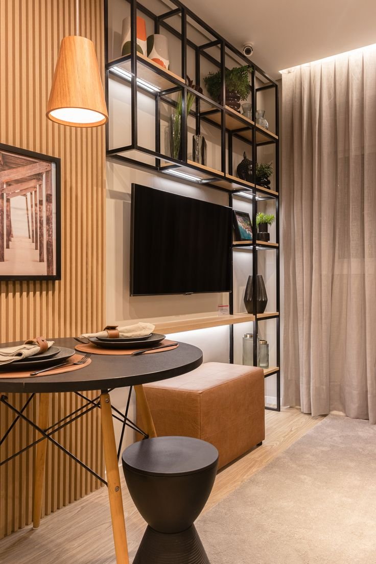 Sala de TV Impecável com Painel Ripado e Nichos Iluminados - inspiração