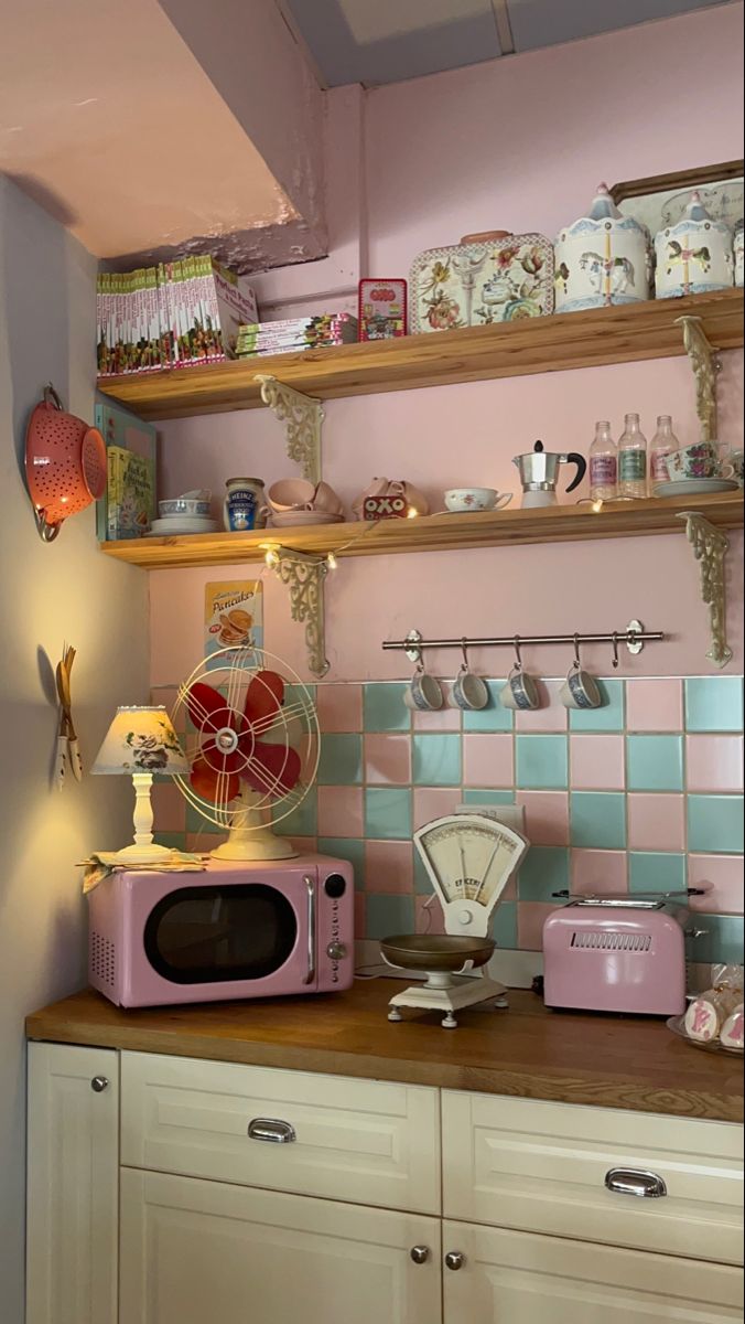 Prateleiras Vintage com Acessórios Retrô: Nostalgia Charmosa! - inspiração