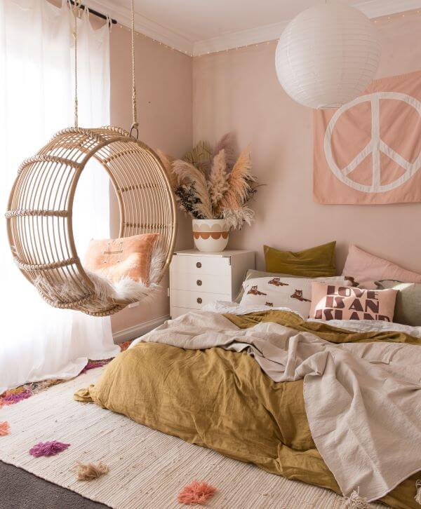 Estilo Boho Chic: Quarto Infantil Aconchegante com Macramê e Almofadas - inspiração