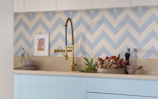 Cozinha Clean com Azulejos Pintados e Prateleiras Abertas - detalhe
