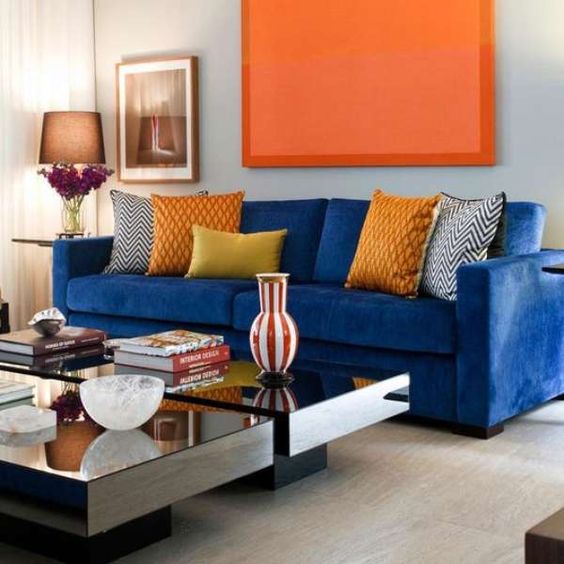 Sofá Azul Cobalto com Almofadas Geométricas: Modernidade e Estilo - detalhe