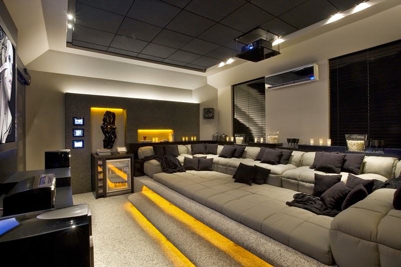 Com Home Theater Imersivo: Cinema em Casa com Estilo - inspiração