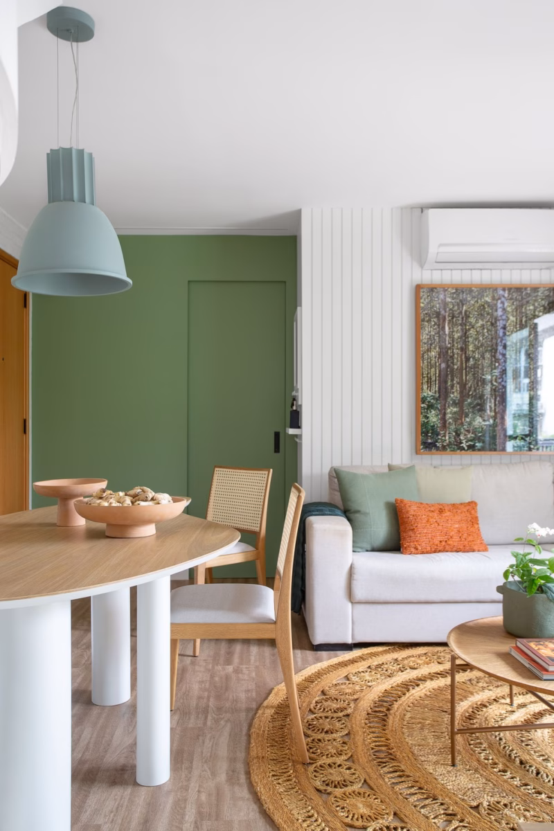 Rusticidade Chic: Sala de Estar Escandinava com Móveis de Madeira Maciça - detalhe