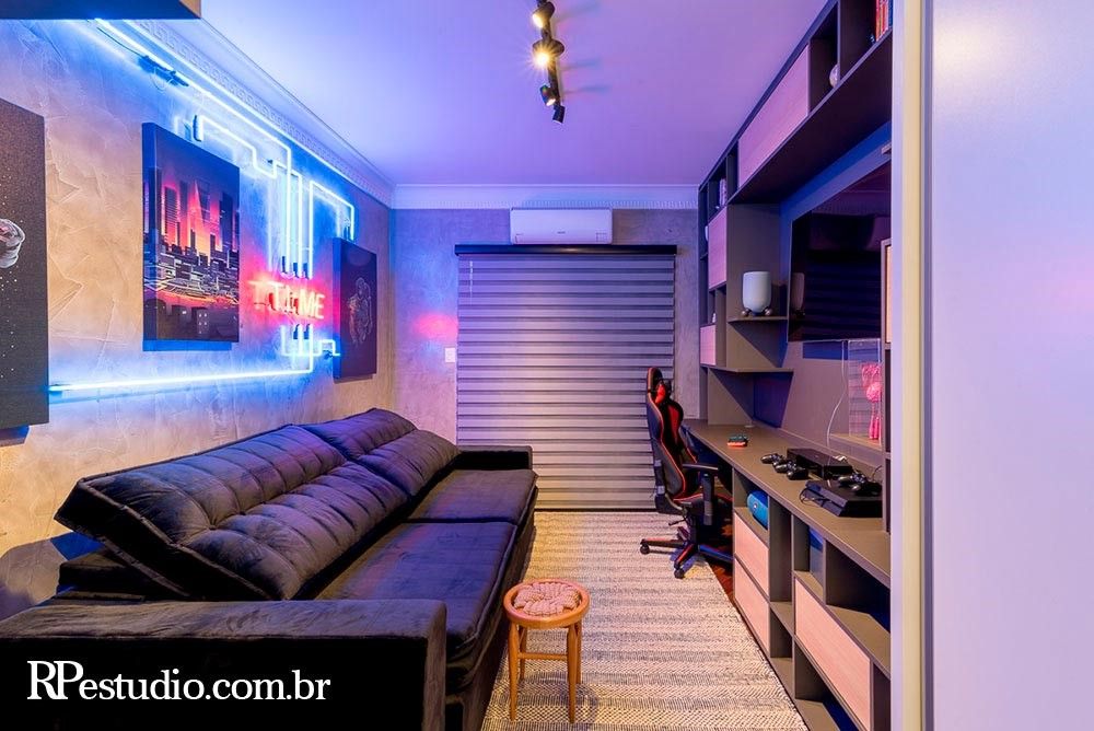 Cantinho Gamer: Sala de TV Decorada com Neon, LEDs e Estilo Retrô - inspiração