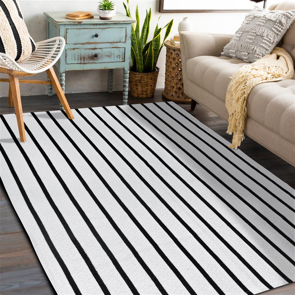 Modernidade Gráfica: Tapete Listrado em Preto e Branco para Ambientes Urbanos - ideia