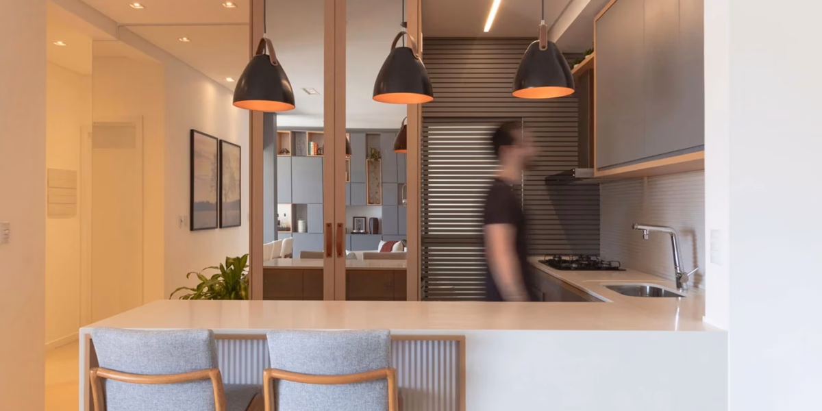 Armário de Cozinha Planejado com Textura Amadeirada: Aconchego e Elegância Atemporal - ideia