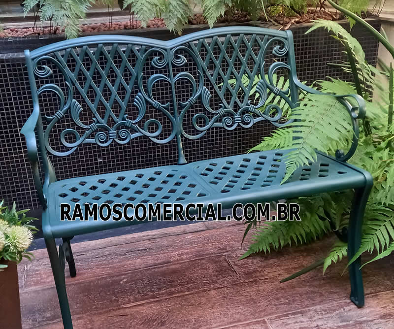 Banco de Varanda Baú com Estampa Floral: Praticidade e Delicadeza - ideia