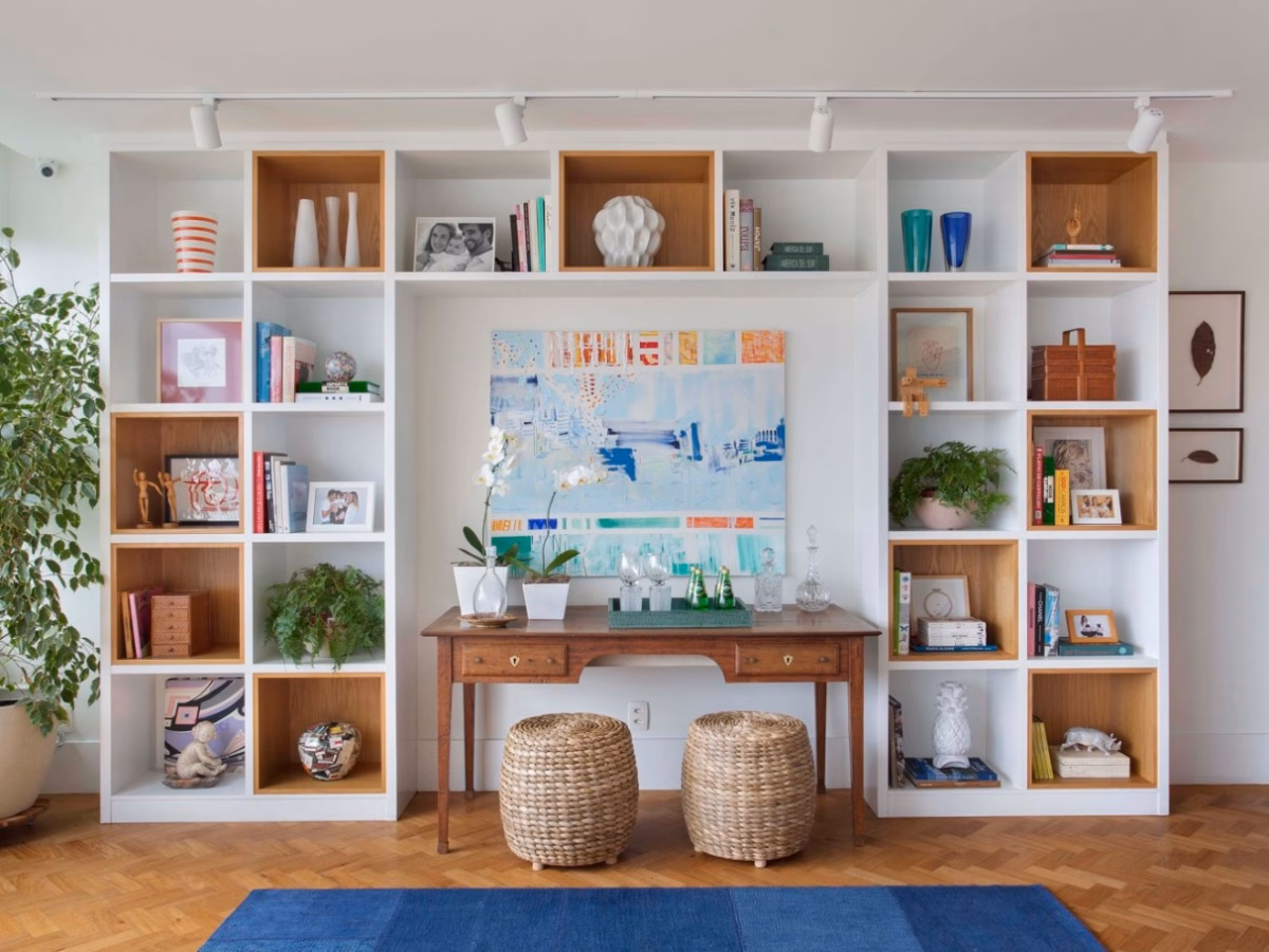 Estante com Objetos Garimpados: Mix de Estilos - detalhe