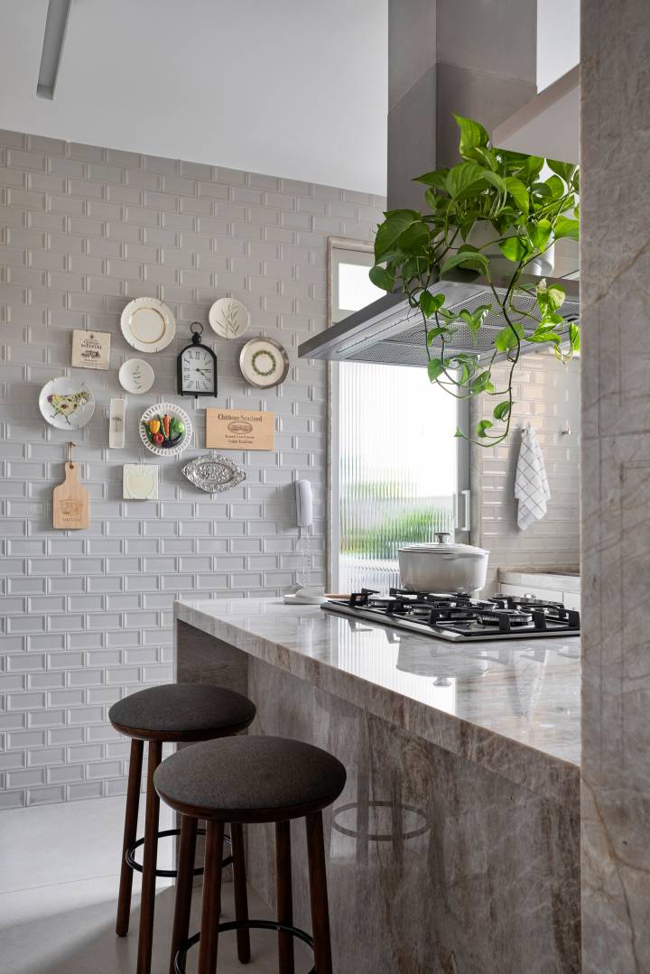 Cozinha Americana com Bancada e Jardim Vertical: Natureza e Bem-Estar - ideia