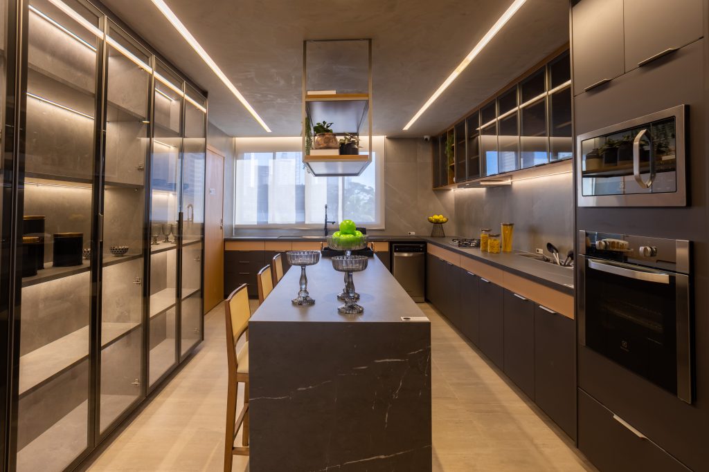 Cozinha Americana Planejada Moderna com Eletrodomésticos Inox e Iluminação Embutida - ideia