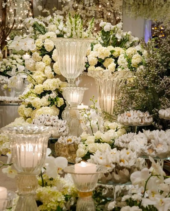 Decoração Elegante com Flores Nobres e Cristais - detalhe