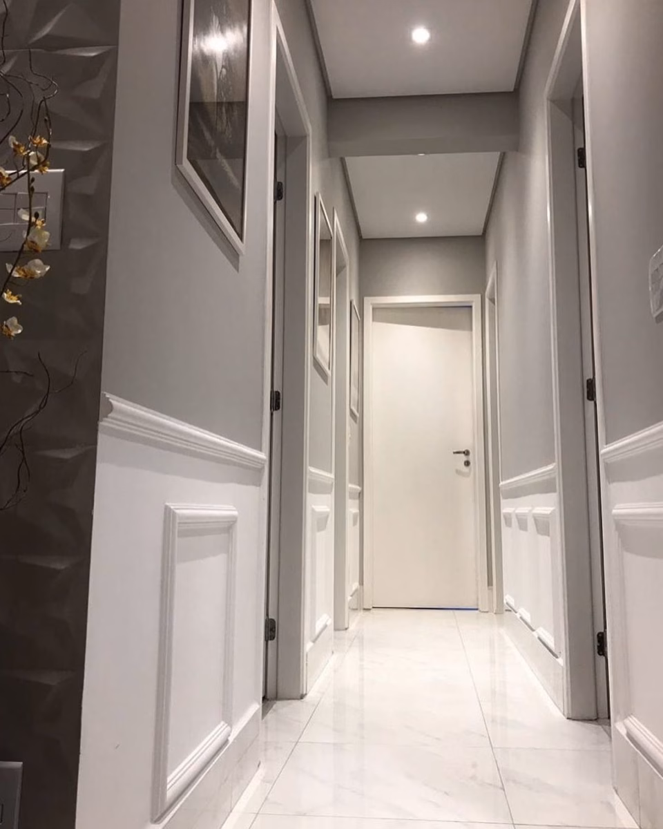 Elegância e Sofisticação: Corredor com Boiseries - inspiração