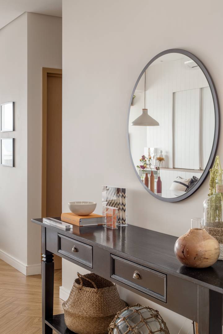 Hall de Entrada com Cesto de Vime para Guarda-chuvas e Objetos - inspiração