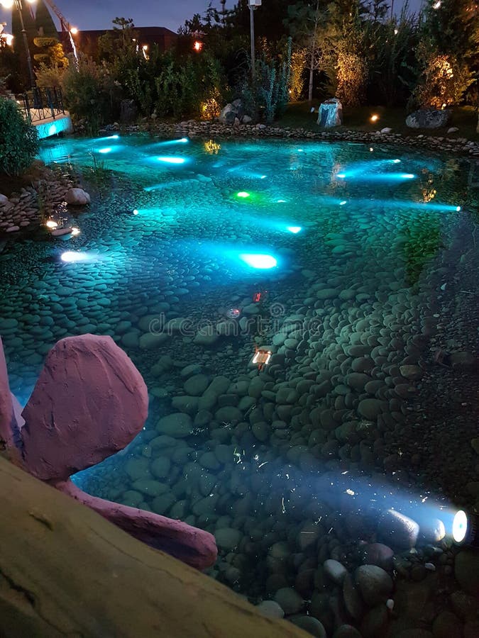 Com Luzes Subaquáticas: Crie um Espetáculo Aquático no seu Lago ou Fonte - ideia