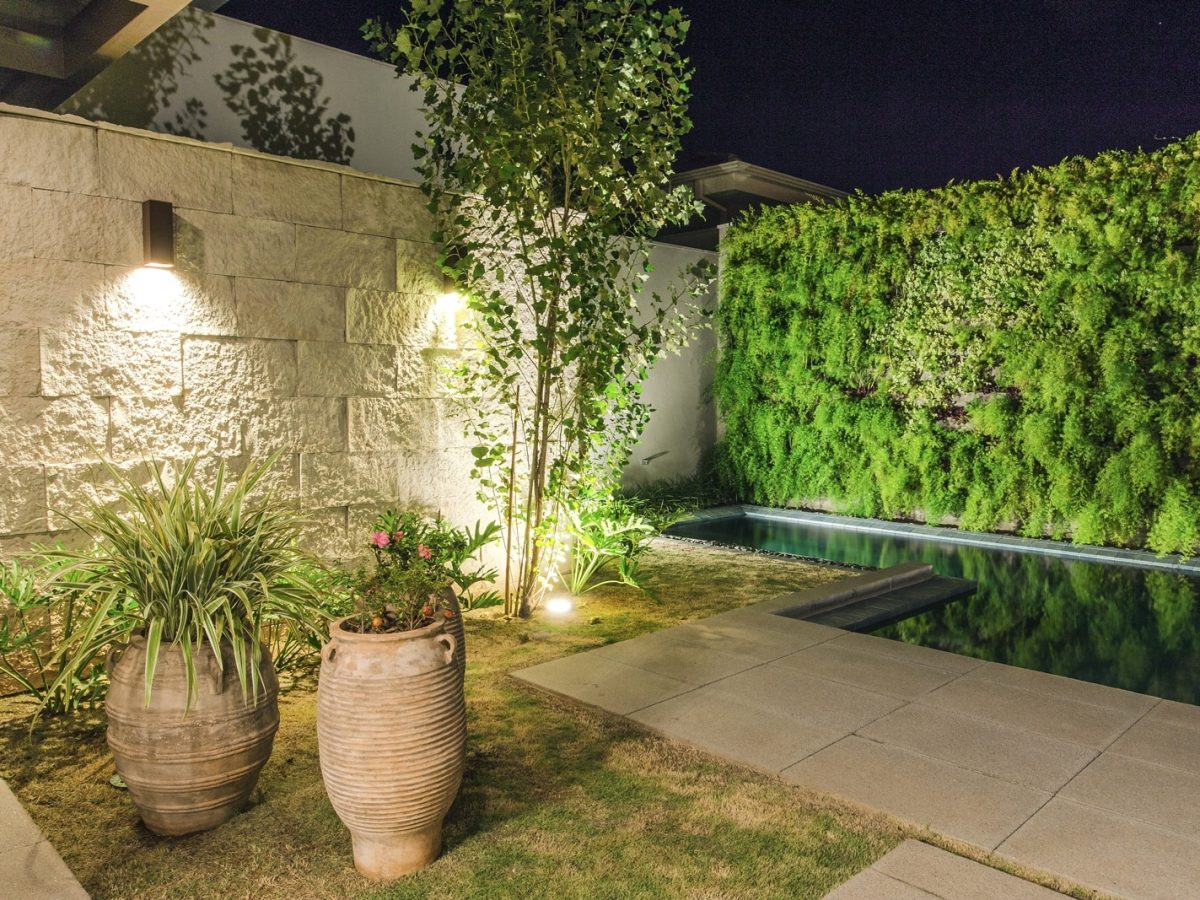 Fontes e Espelhos D'Água Iluminados: Um Oasis de Paz e Beleza Noturna - ideia