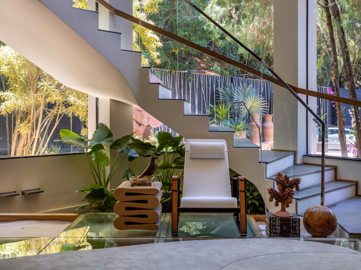 Aproveitando o Espaço Sob a Escada: Oásis Inesperado - detalhe