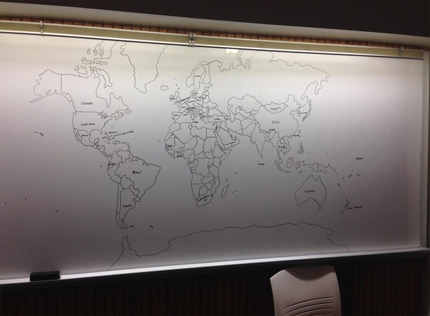 Mapa Mundi de Lousa: Aventura e Aprendizado na Decoração - ideia