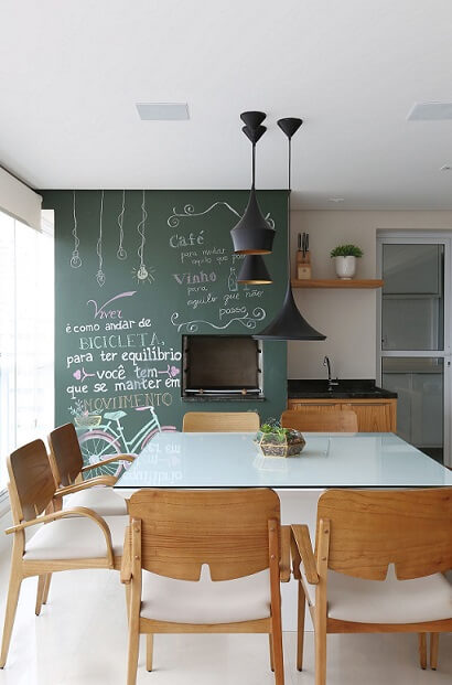 Composição com Quadros: Lousa como Parte da Decoração - ideia