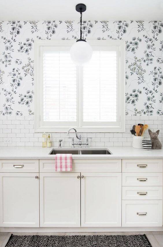 Cozinha Romântica com Papel de Parede Floral: Delicadeza e Personalidade em Cada Detalhe! - ideia
