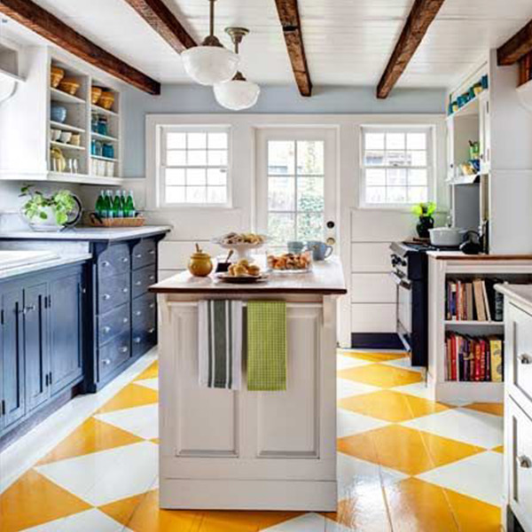 Cozinha Vibrante com Piso em Tons de Azul e Amarelo - inspiração