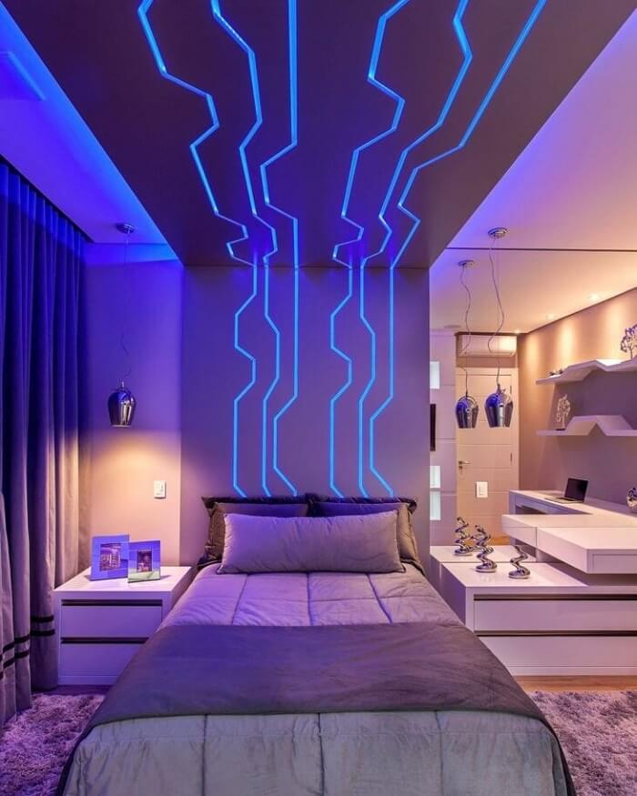 Quarto com Escrivaninha Iluminada e Detalhes Neon - detalhe