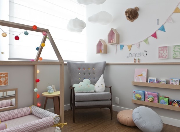 Quarto de Bebê Simples e Divertido: Decoração com Brinquedos e Livros Coloridos - detalhe