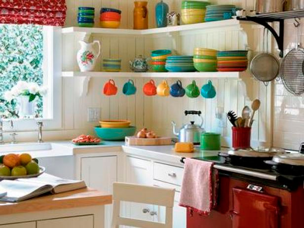 Cozinha Clean com Azulejos Pintados e Prateleiras Abertas - ideia