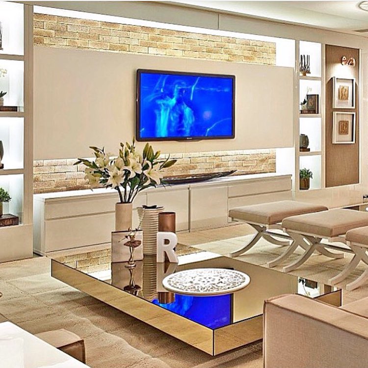 Com Tapete Geométrico e Mesa de Centro Espelhada - ideia