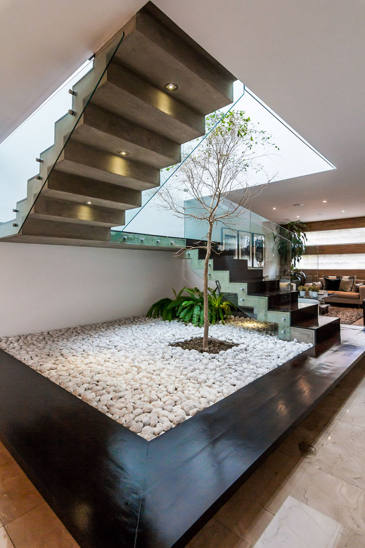 Escada com Jardim Vertical: Natureza Integrada à Sua Sala - ideia