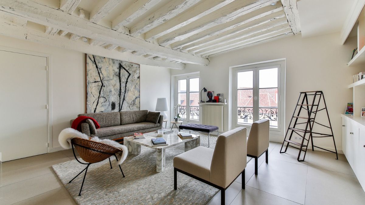 Rusticidade Chic: Sala de Estar Escandinava com Móveis de Madeira Maciça - ideia