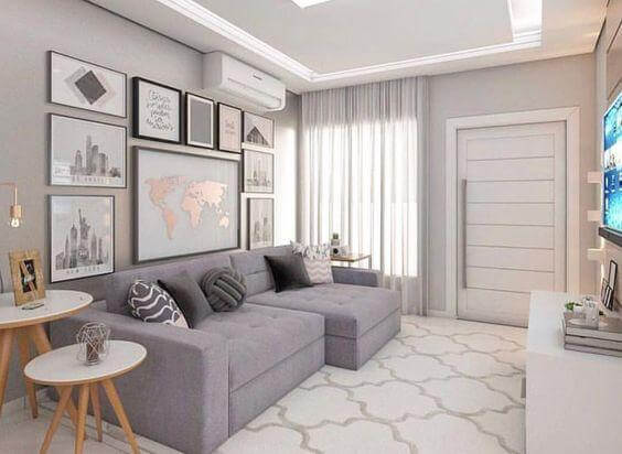 Reflexos Elegantes: Sala de Estar Pequena Decorada com Espelhos e Detalhes Metalizados - inspiração