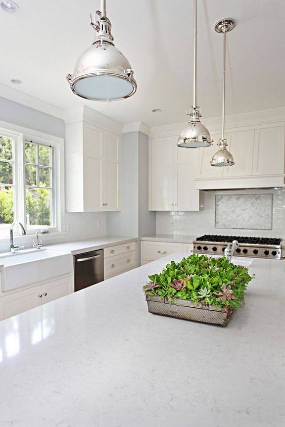 Home Office Funcional com Bancada Suspensa em Silestone Branco e Iluminação Estratégica - inspiração