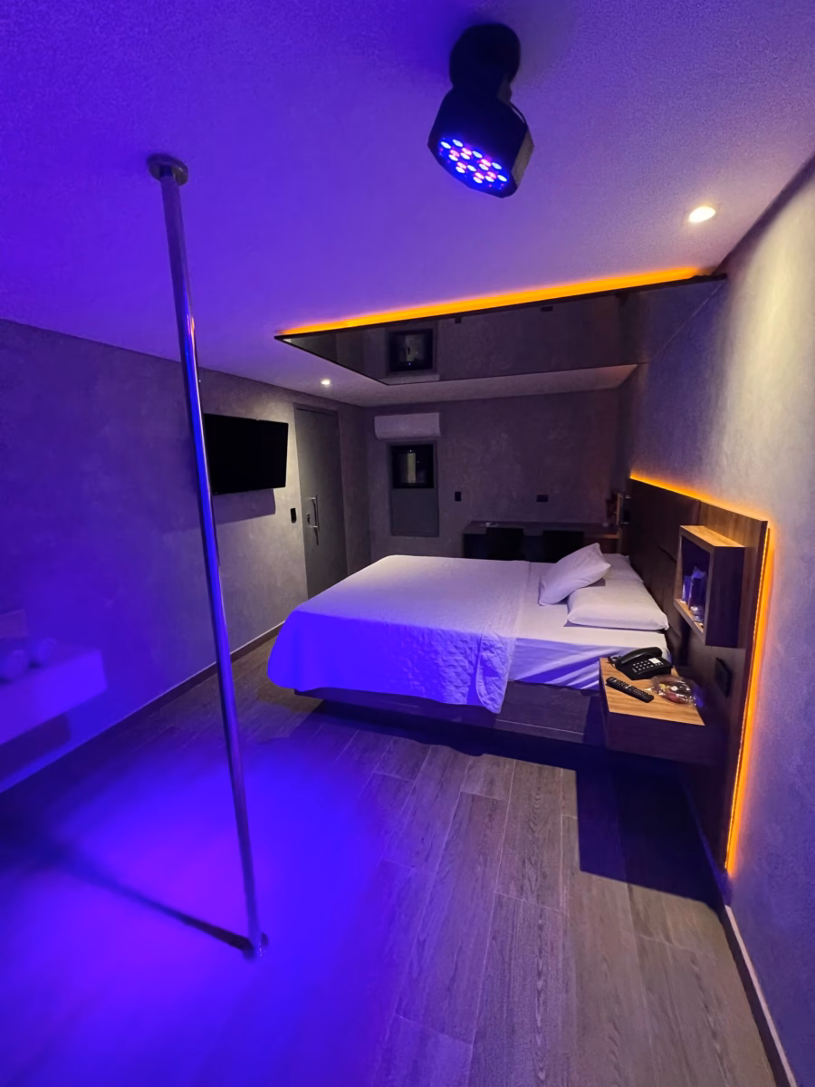 Suíte com Pole Dance e Espaço Sensual - ideia