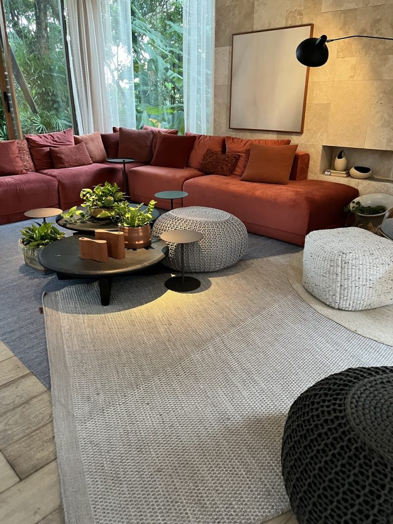 Design em Camadas: Sobreposição de Tapetes para uma Decoração Criativa - inspiração