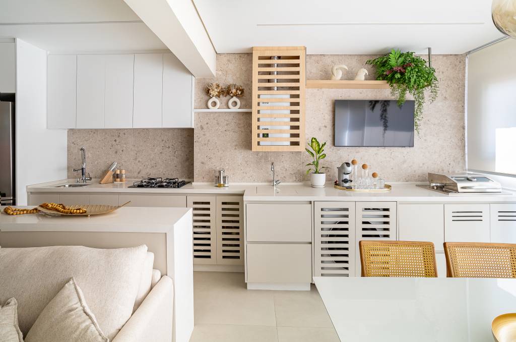 Bancada com Jardim Vertical Incorporado: Natureza e Frescor na Cozinha - inspiração