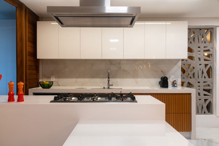 Bancada de Porcelanato com Frontão Alto: Proteção e Charme - detalhe