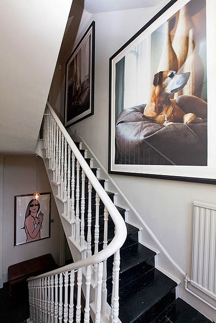 Maximizando Espaços: Quadros em Escadas e Corredores - detalhe