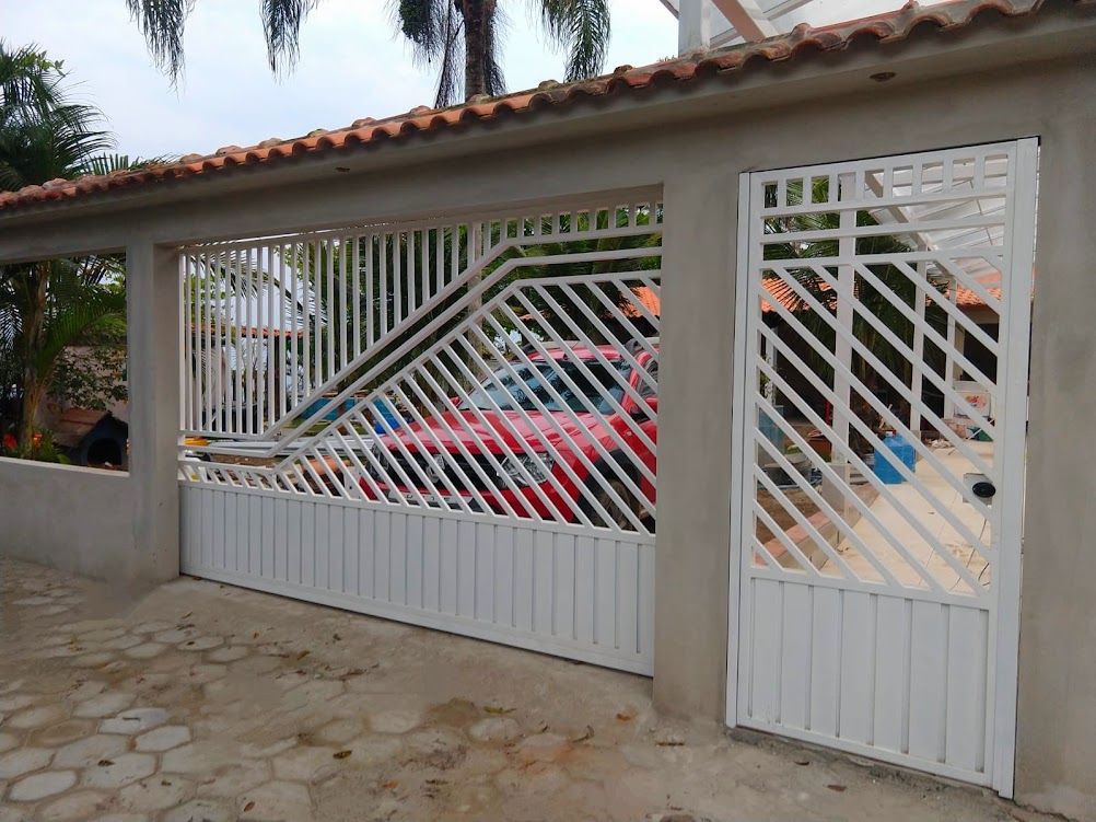 Portão Desempenado com Detalhes em Mosaico de Cerâmica: Cores e Alegria na Fachada - detalhe